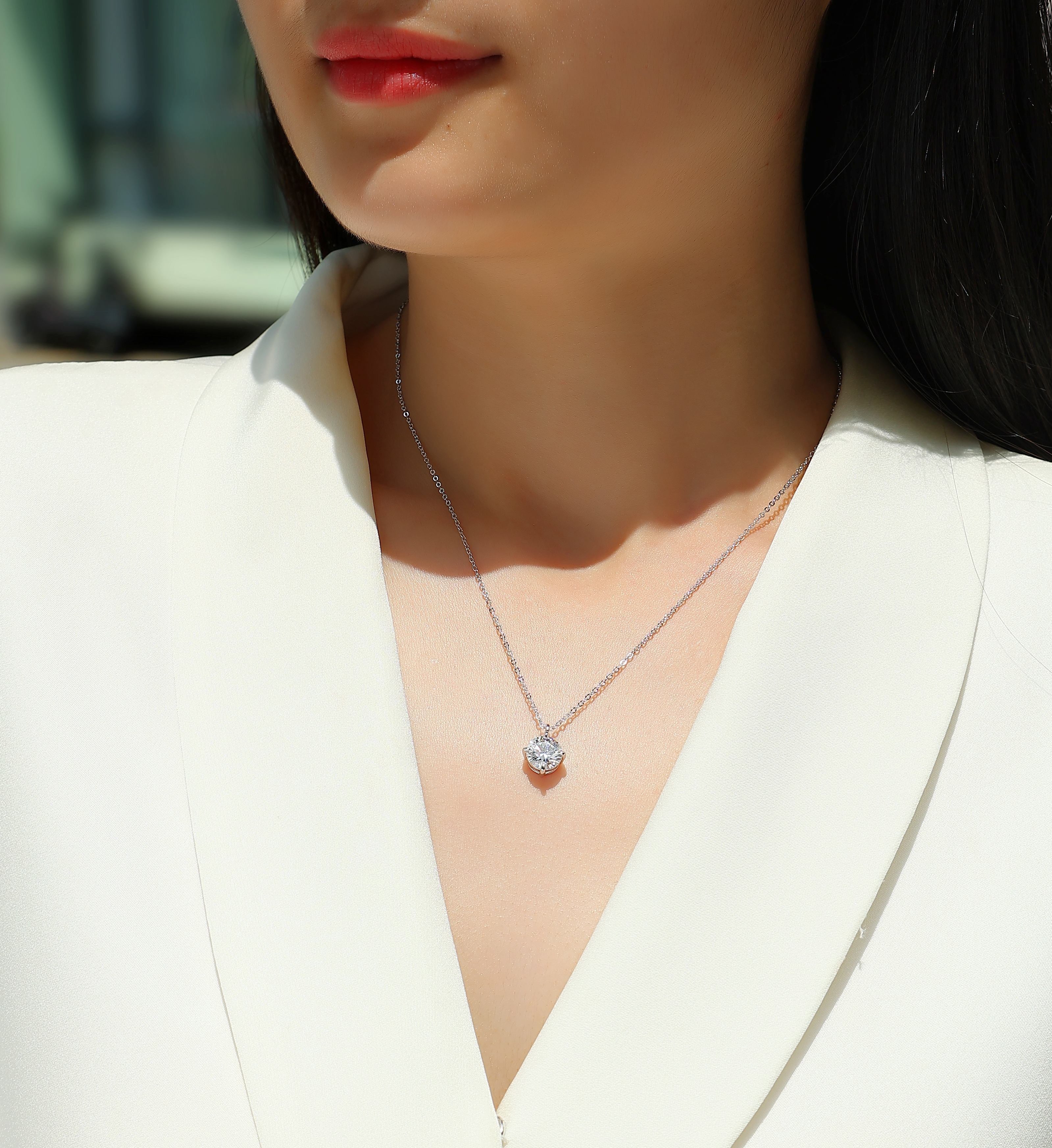 2-Carat Round Moissanite S925 Silver Platinum-Plated Pendant | Vloy